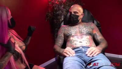 Evilyn Ink fucks Sascha after giving him a tattoo - sexu.com